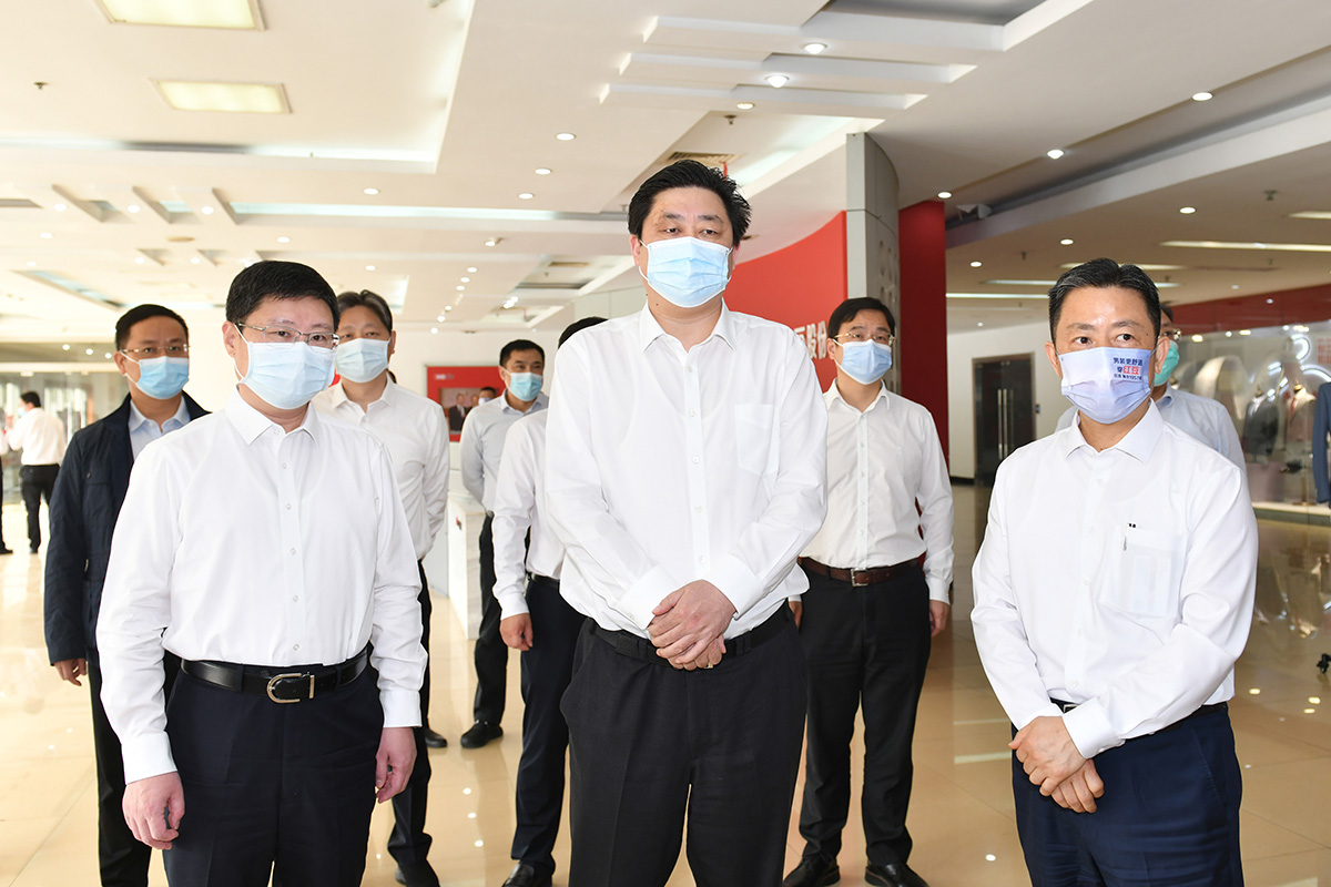 4月12日，無錫市市長趙建軍帶隊深入紅豆集團，專題調研疫情防控和復工復產工作。