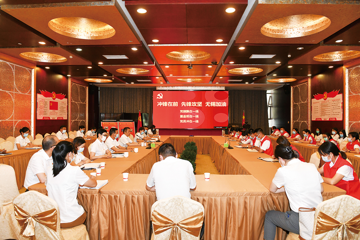 7月4日，紅豆集團黨委第一時間發出緊急通知，管控區內黨員、干部、員工積極響應，就地轉為志愿者，切實發揮紅豆黨員先鋒模范作用，沖在抗疫一線。